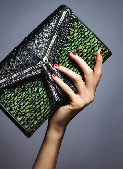 Pochette haute couture Esméralda Ingrid Paris dans une main 